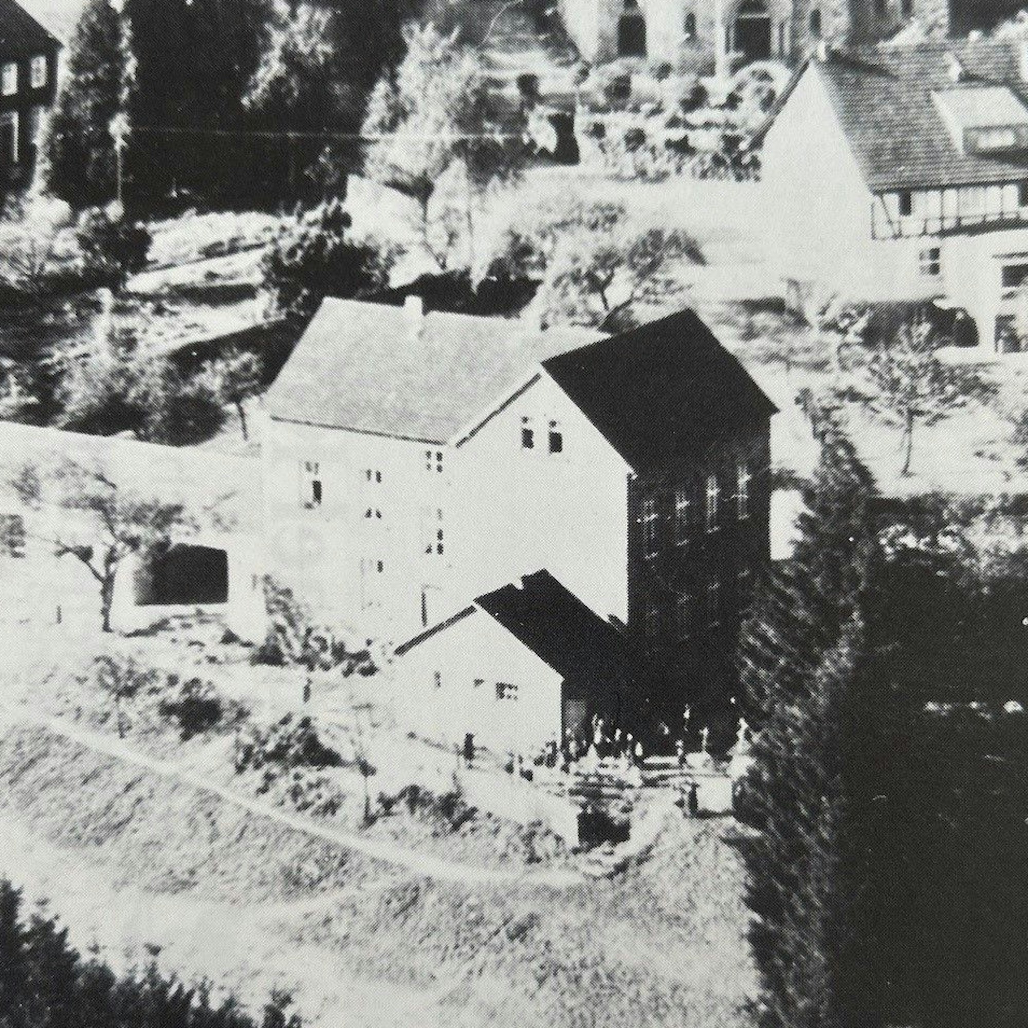 E>in schwarz-weiß Bild zeigt die Schule in Lindlar-Kapellensüng im Jahr 1955.