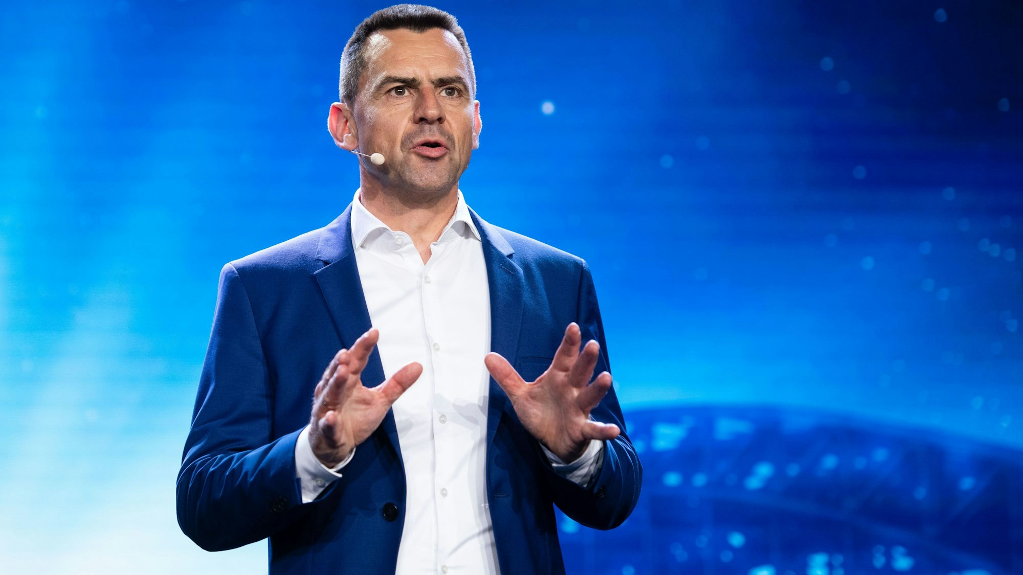 Martin Sander, Vorsitzender der Geschäftsführung der Ford-Werke GmbH, spricht bei der Vorab-Eröffnungsfeier des Ford Cologne Electric Vehicle Center. Der Deutschlandchef des US-Konzerns wechselt überraschend zu Volkswagen.