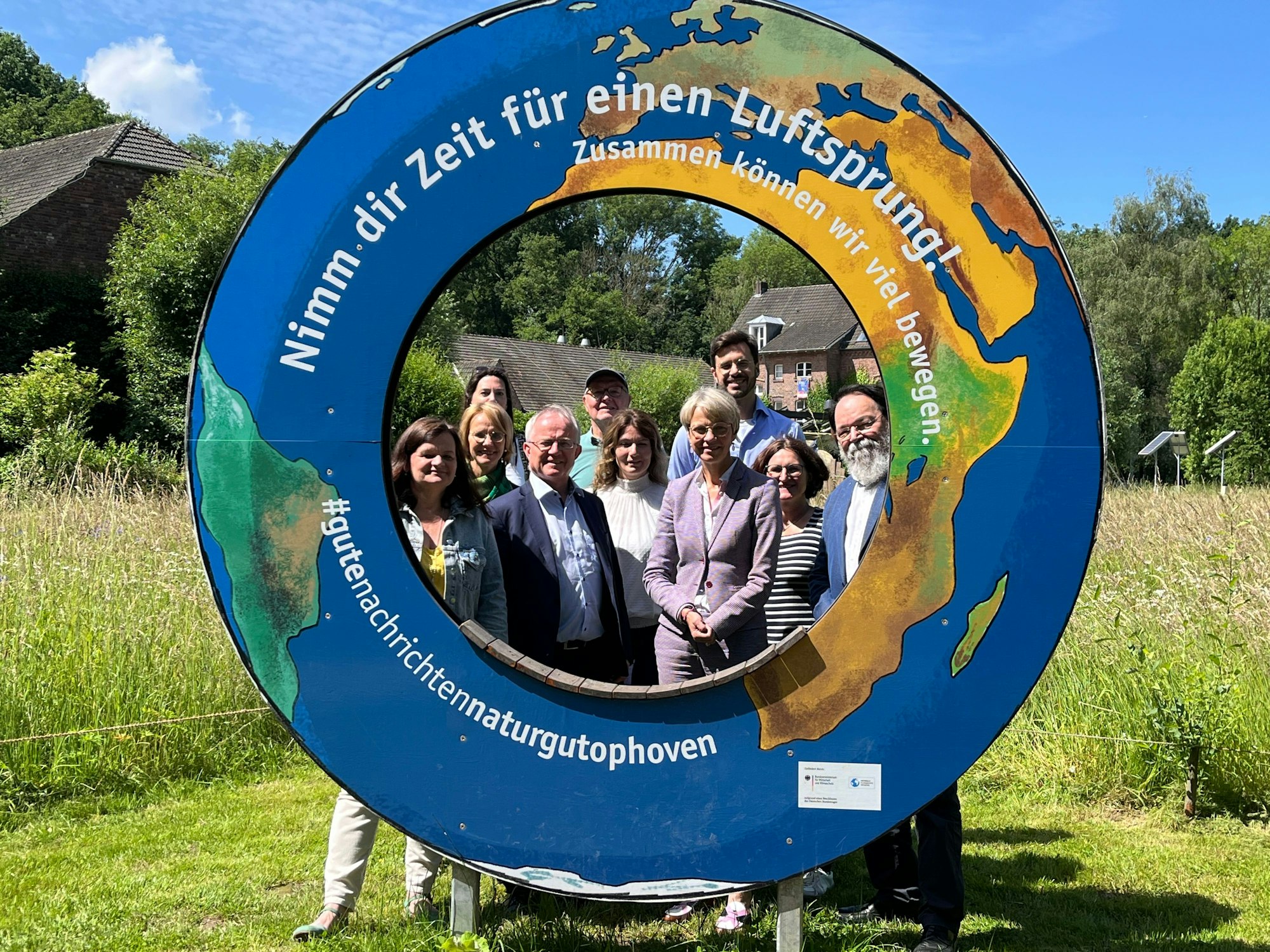 Viele Menschen in einer Weltkugel