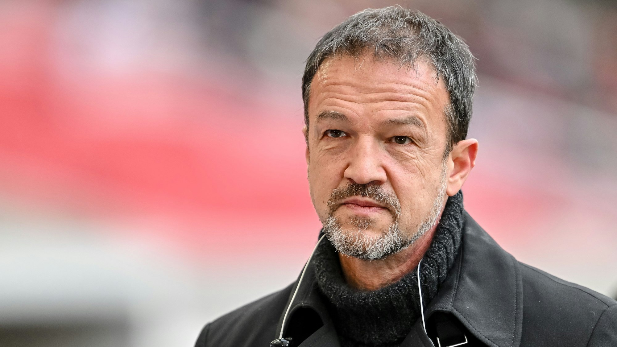 Fredi Bobic steht vor einem Spiel im Stadion