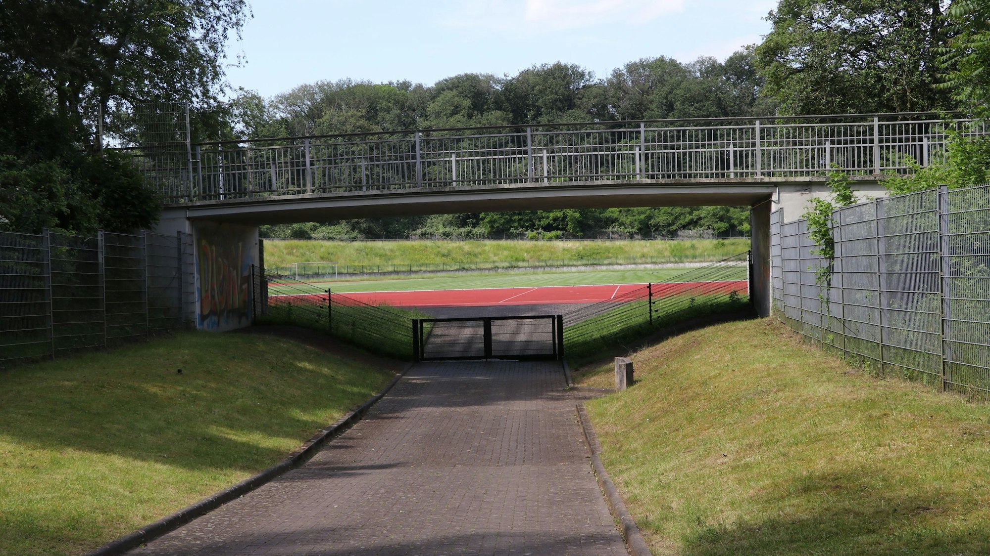 Auf dem Bild ist der Kurt-Bornhoff-Sportpark zu sehen.