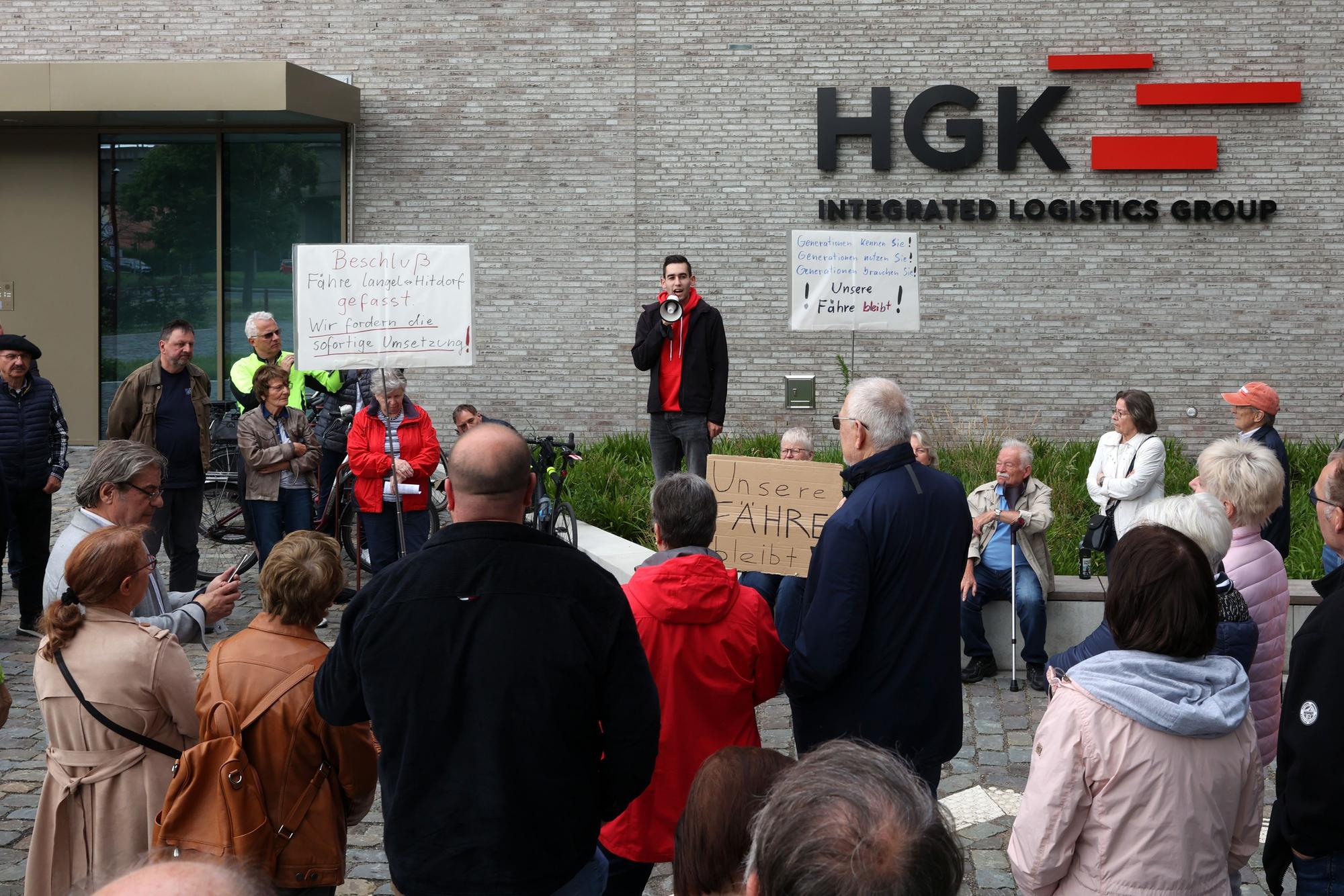 Demo zum Erhalt der Hitdorfer Fähre vor der Zentrale der HGK (Häfen und Güterverkehr Köln AG) in Niehl.