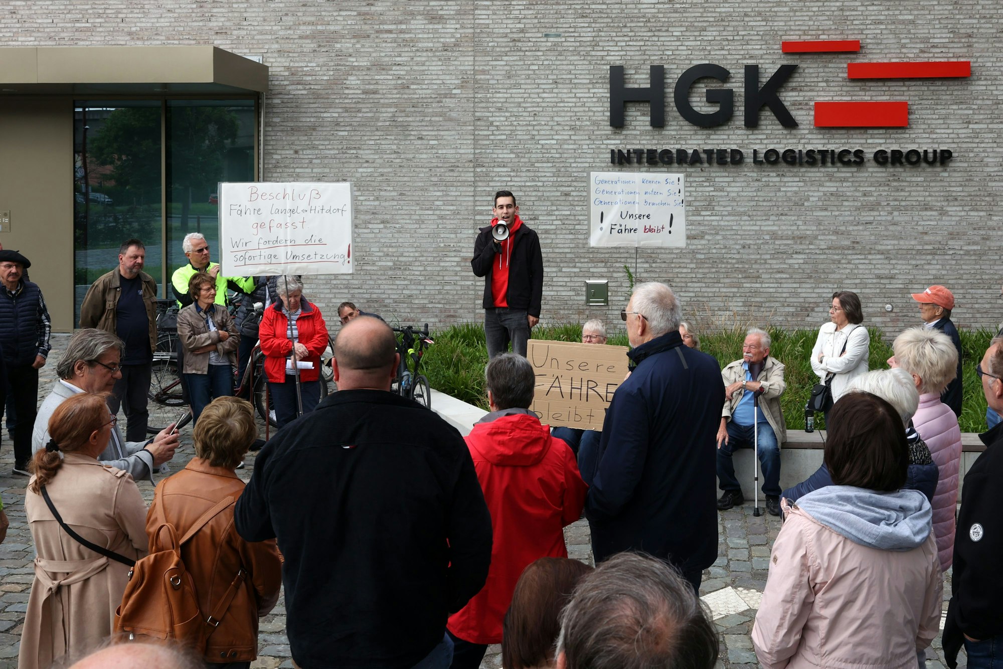 Demo zum Erhalt der Hitdorfer Fähre vor der Zentrale der HGK (Häfen und Güterverkehr Köln AG) in Niehl.