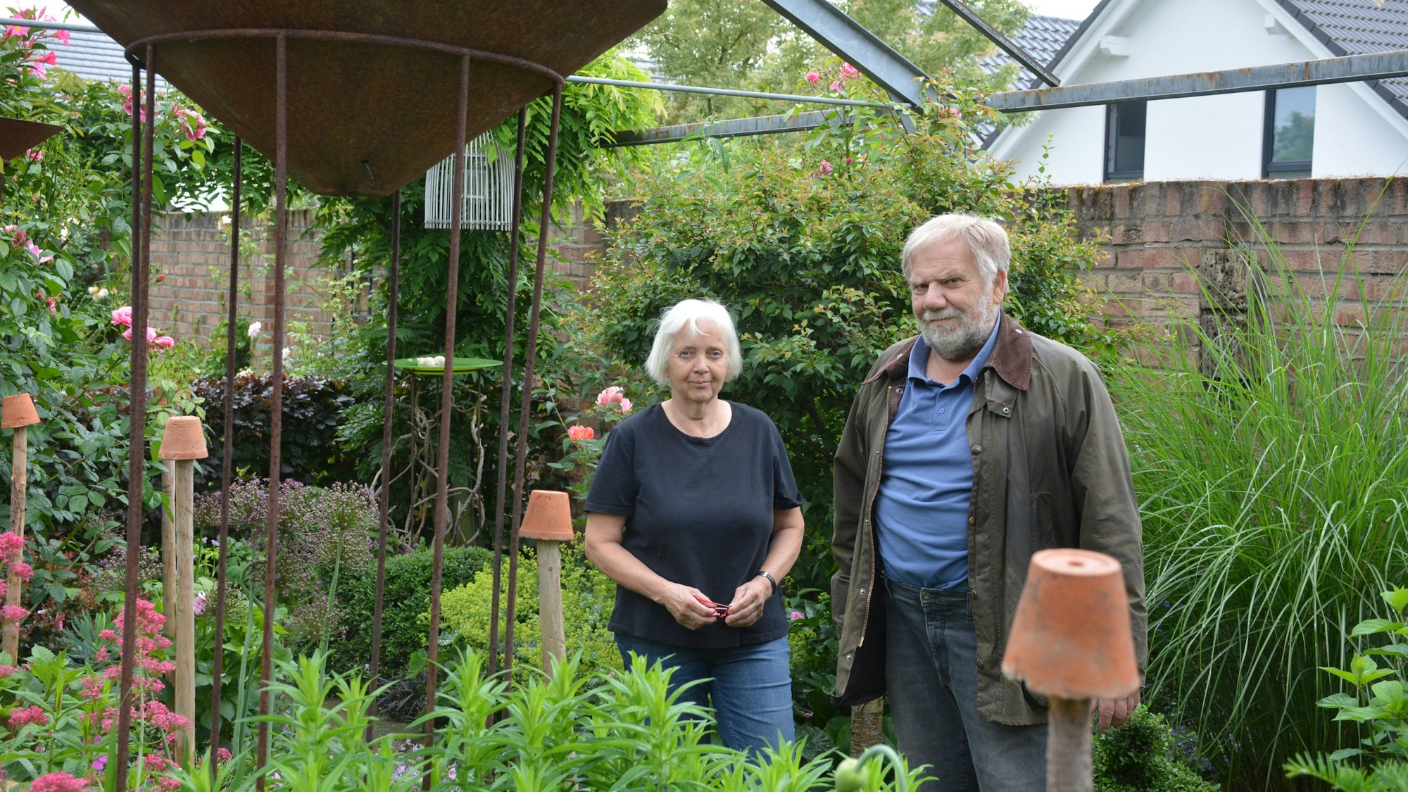 Ulrike Boddenberg-Donike und Georg Donike stehen inmitten von Pflanzen.