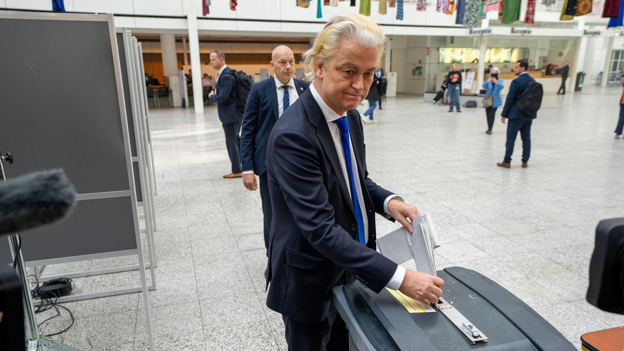 Der Politiker Geert Wilders gibt in den Niederlanden seine Stimme für die Europawahl ab.