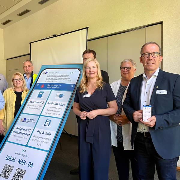 Programmierer Cihan Bagci, Benedikt Scheuß und Petra Jennen von der Awo, Polizist Mario Weidgang, Alexander Lünenbach, Sigrid Jung, Eva-Maria Henßen von der Stadtverwaltung und Thomas Jansen stellen die „Gut versorgt“-App vor.
