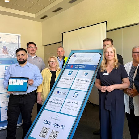 Programmierer Cihan Bagci, Benedikt Scheuß und Petra Jennen von der Awo, Polizist Mario Weidgang, Alexander Lünenbach, Sigrid Jung, Eva-Maria Henßen von der Stadtverwaltung und Thomas Jansen stellen die „Gut versorgt“-App vor.