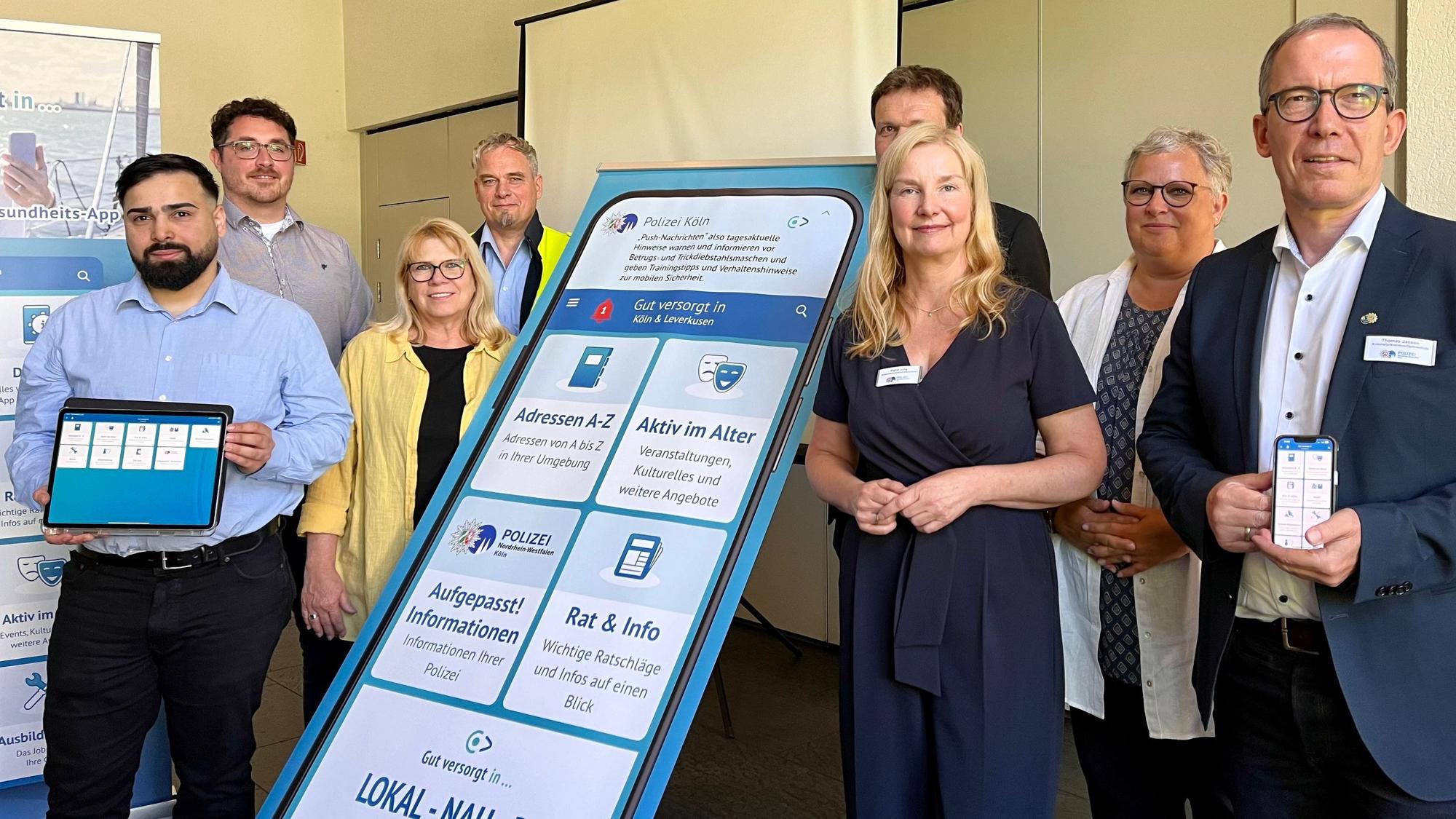 Programmierer Cihan Bagci, Benedikt Scheuß und Petra Jennen von der Awo, Polizist Mario Weidgang, Alexander Lünenbach, Sigrid Jung, Eva-Maria Henßen von der Stadtverwaltung und Thomas Jansen stellen die „Gut versorgt“-App vor.