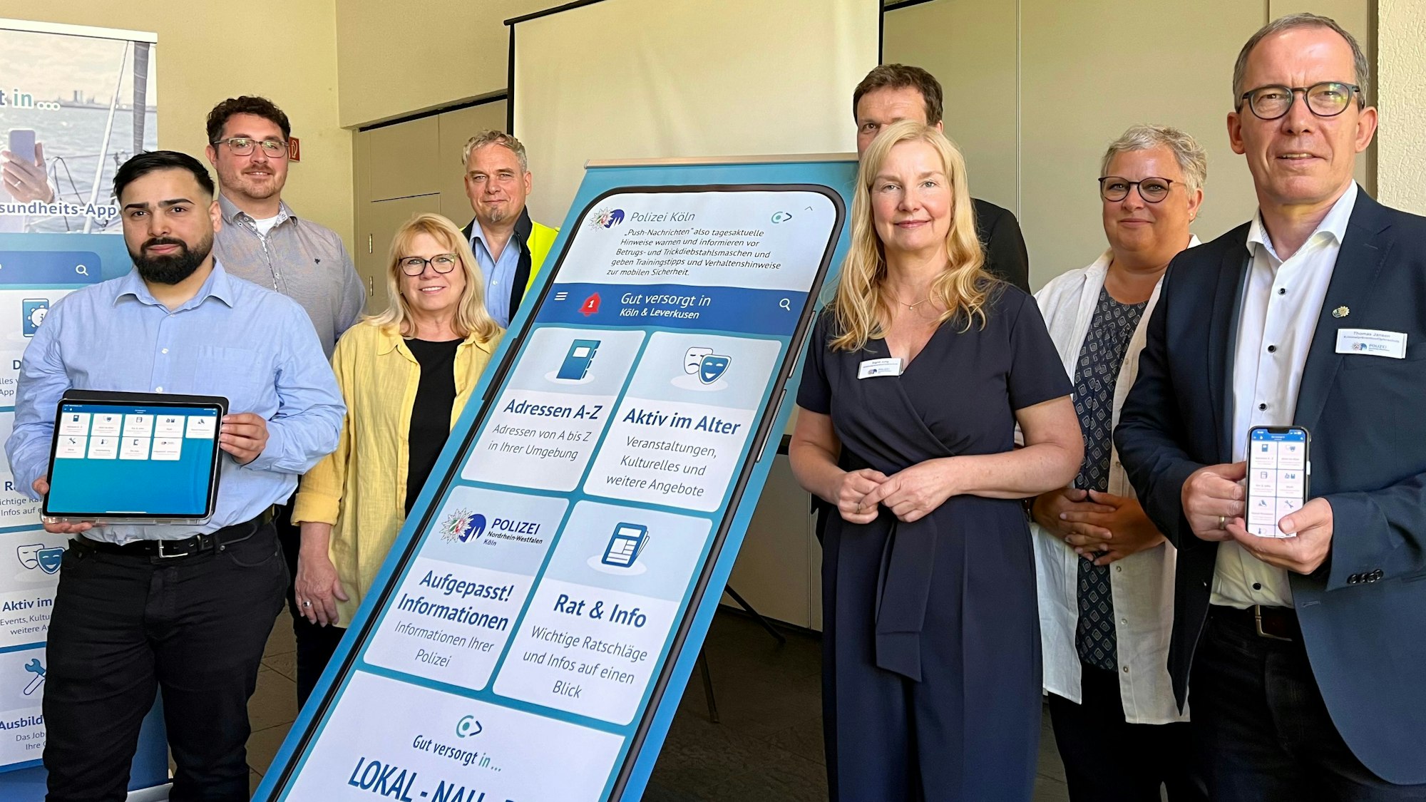 Programmierer Cihan Bagci, Benedikt Scheuß und Petra Jennen von der Awo, Polizist Mario Weidgang, Alexander Lünenbach, Sigrid Jung, Eva-Maria Henßen von der Stadtverwaltung und Thomas Jansen stellen die „Gut versorgt“-App vor.