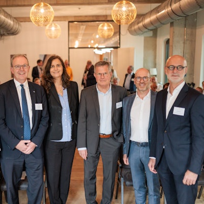 Marc Kretkowski, umrahmt vom Geschäftsführer des Arbeitgeberverbands Rhein-Wupper, Andreas Tressin, und Vorstand Arndt Krebs