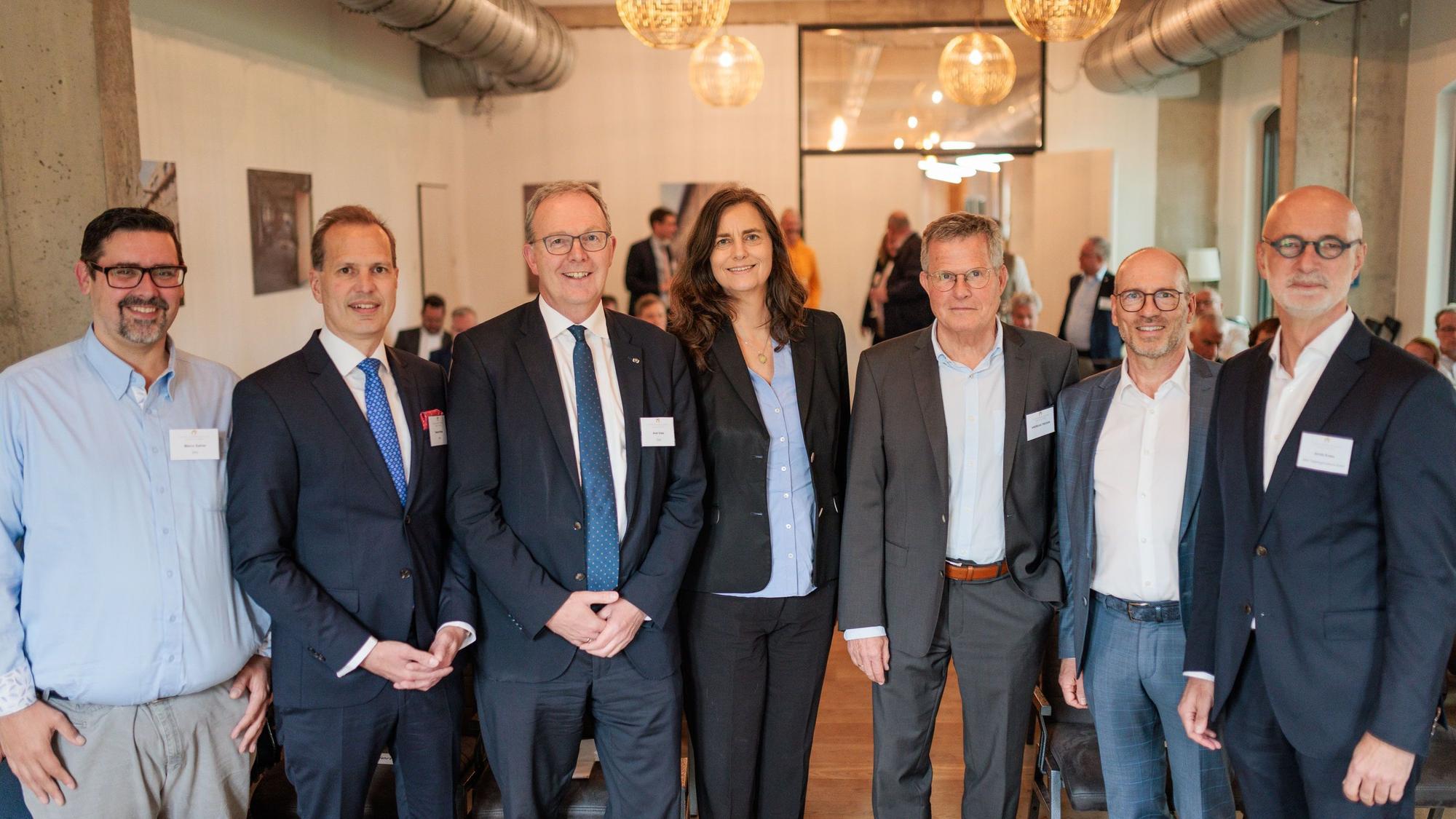 Die Kandidaten für das Europa-Parlament Marco Sahler, Hauke Hintze, Axel Voss und Alexandra Geese mit den Arbeitgebervertretern Andreas Tressin, Marc Kretkowski und Arndt Krebs (von links).