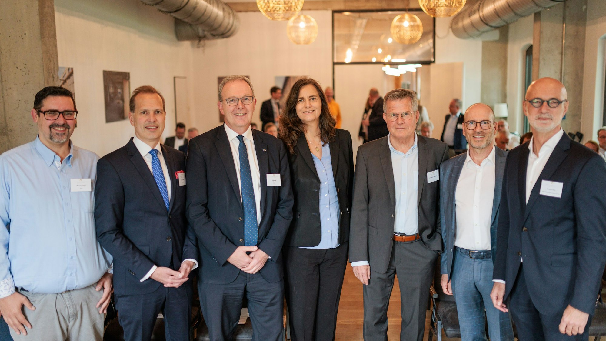Die Kandidaten für das Europa-Parlament Marco Sahler, Hauke Hintze, Axel Voss und Alexandra Geese mit den Arbeitgebervertretern Andreas Tressin, Marc Kretkowski und Arndt Krebs (von links).
