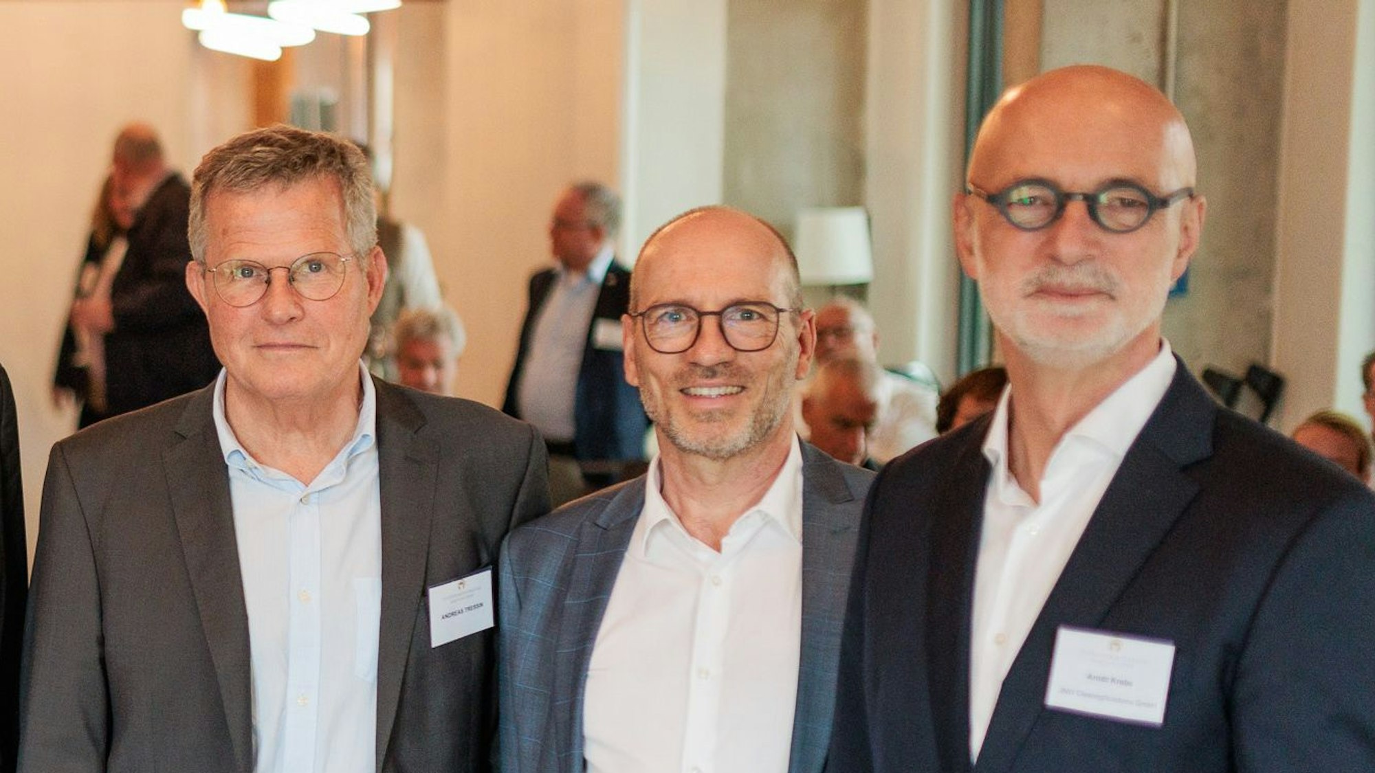 Marc Kretkowski, umrahmt vom Geschäftsführer des Arbeitgeberverbands Rhein-Wupper, Andreas Tressin, und Vorstand Arndt Krebs