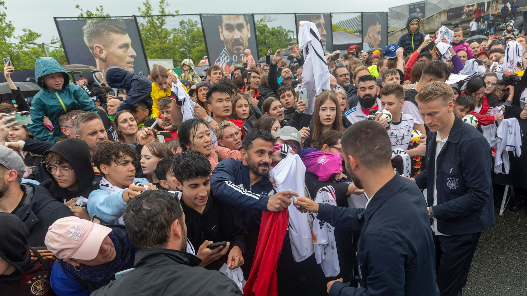 Ankunftsfest der deutschen Männer Nationalmannschaft bei adidas in Herzogenaurach bei strömenden Regen
