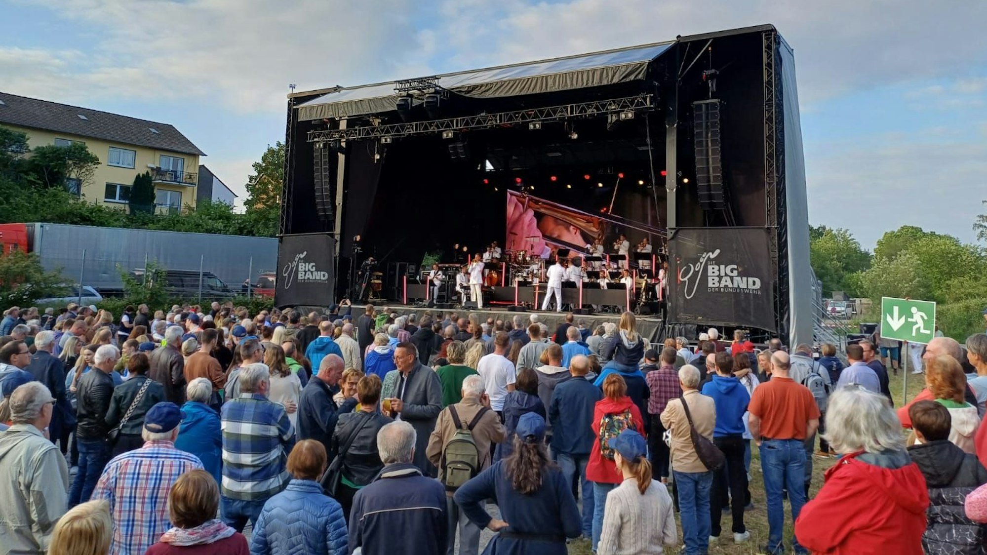 Die Big Band der Bundeswehr auf einer Bühne in Burscheid