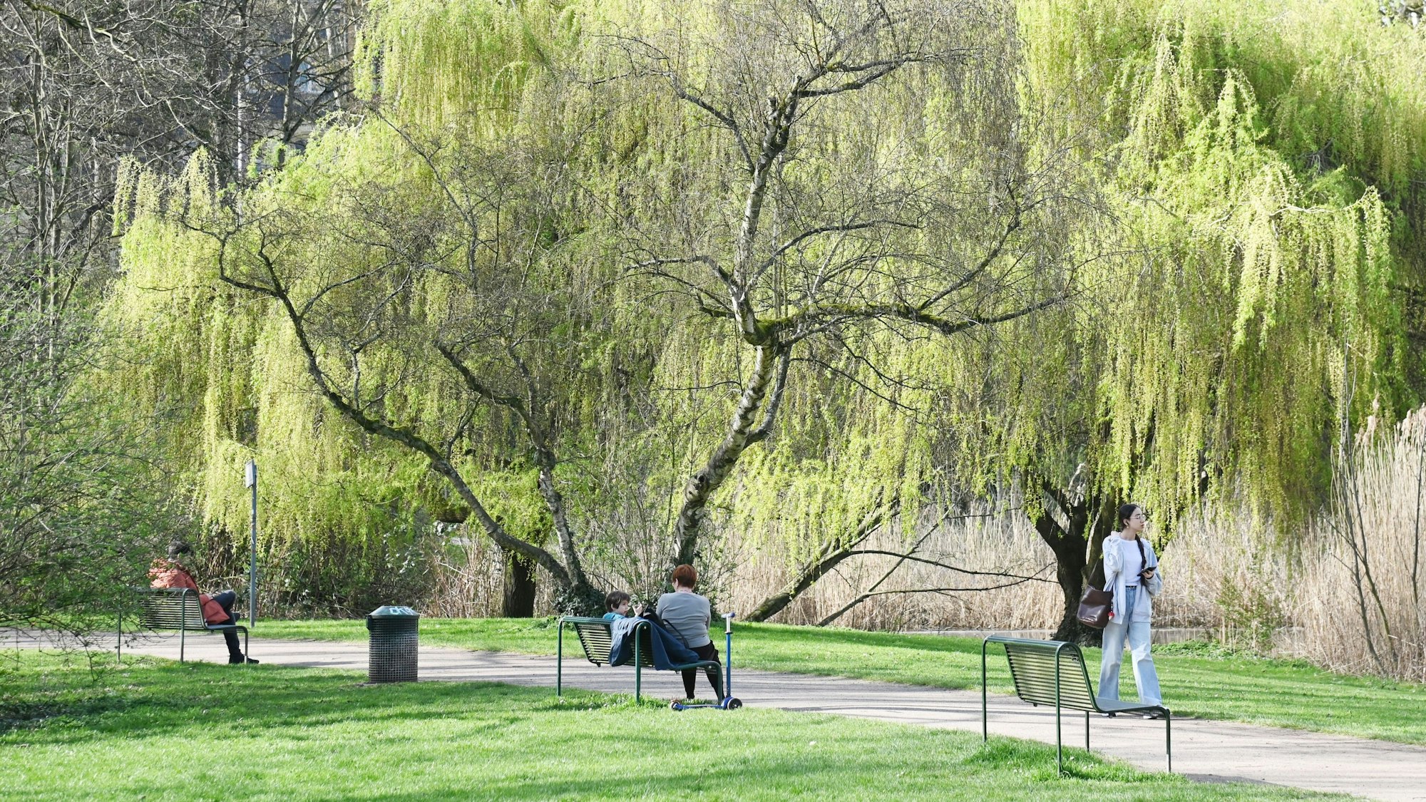 Personen beim Spazieren im Kölner Klettenbergpark.