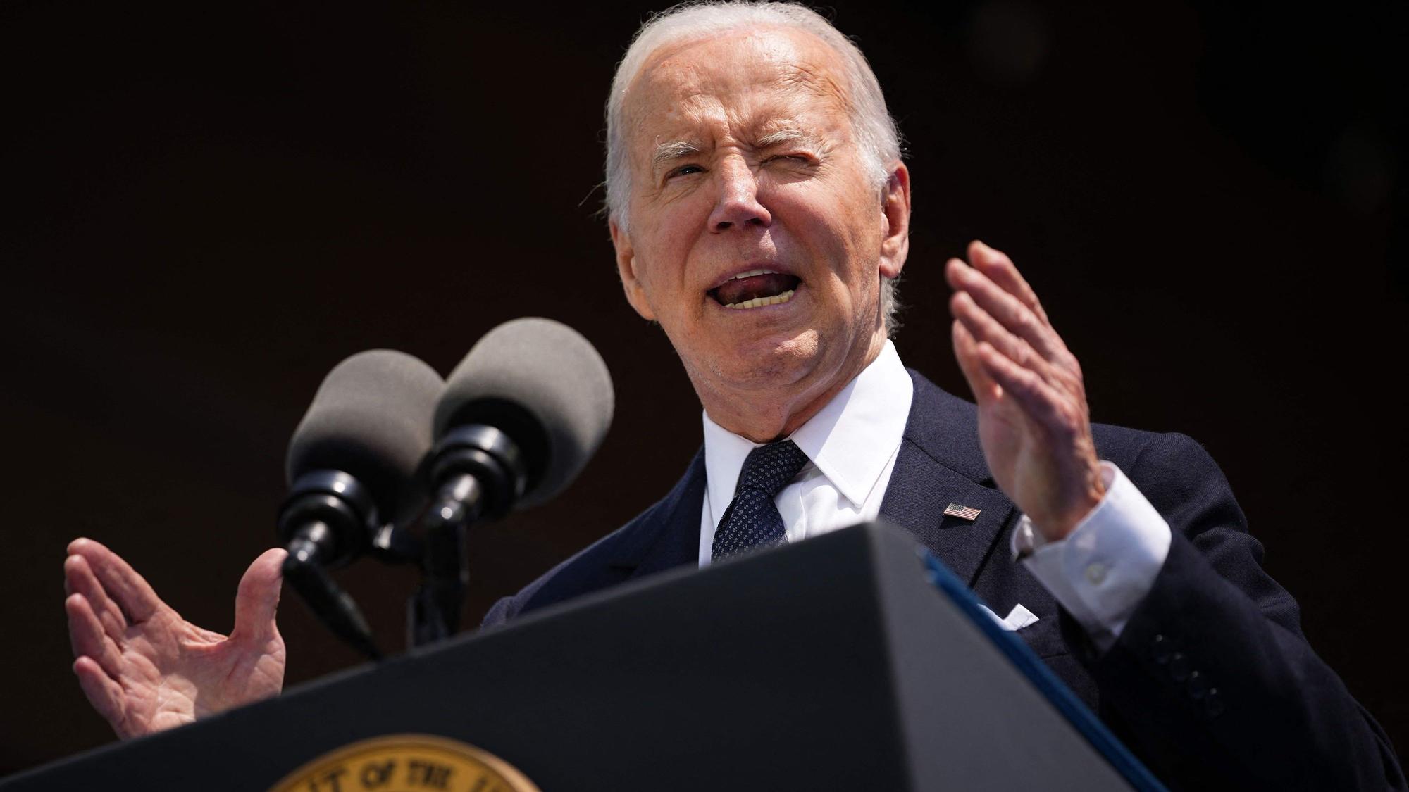 US-Präsident Joe Biden spricht während der Gedenkfeier für die gestorbenen amerikanischen Soldaten am D-Day in Frankreich.