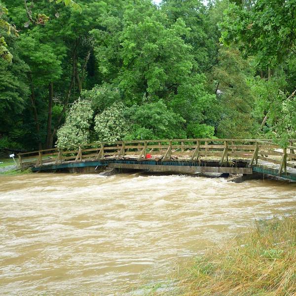 Die Holzbrücke am Sülzbogen in Rösrath-Hoffnungsthal sorgte bei der Flut im Juli 2021 für einen Rückstau von Wasser. Nun soll am Sülzbogen eine Retentionsfläche geschaffen und die Brücke ersetzt werden.