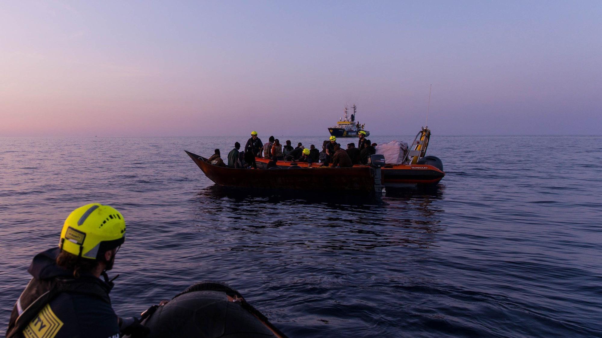 Mai 2024: Migranten auf einem Boot und Seenotretter im Mittelmeer. Seenotretter haben im Mittelmeer nahe der italienischen Insel Lampedusa ein totes Baby geborgen. Es befand sich an Bord des Eisenbootes, auf dem mehr als 40 Menschen unterwegs waren.