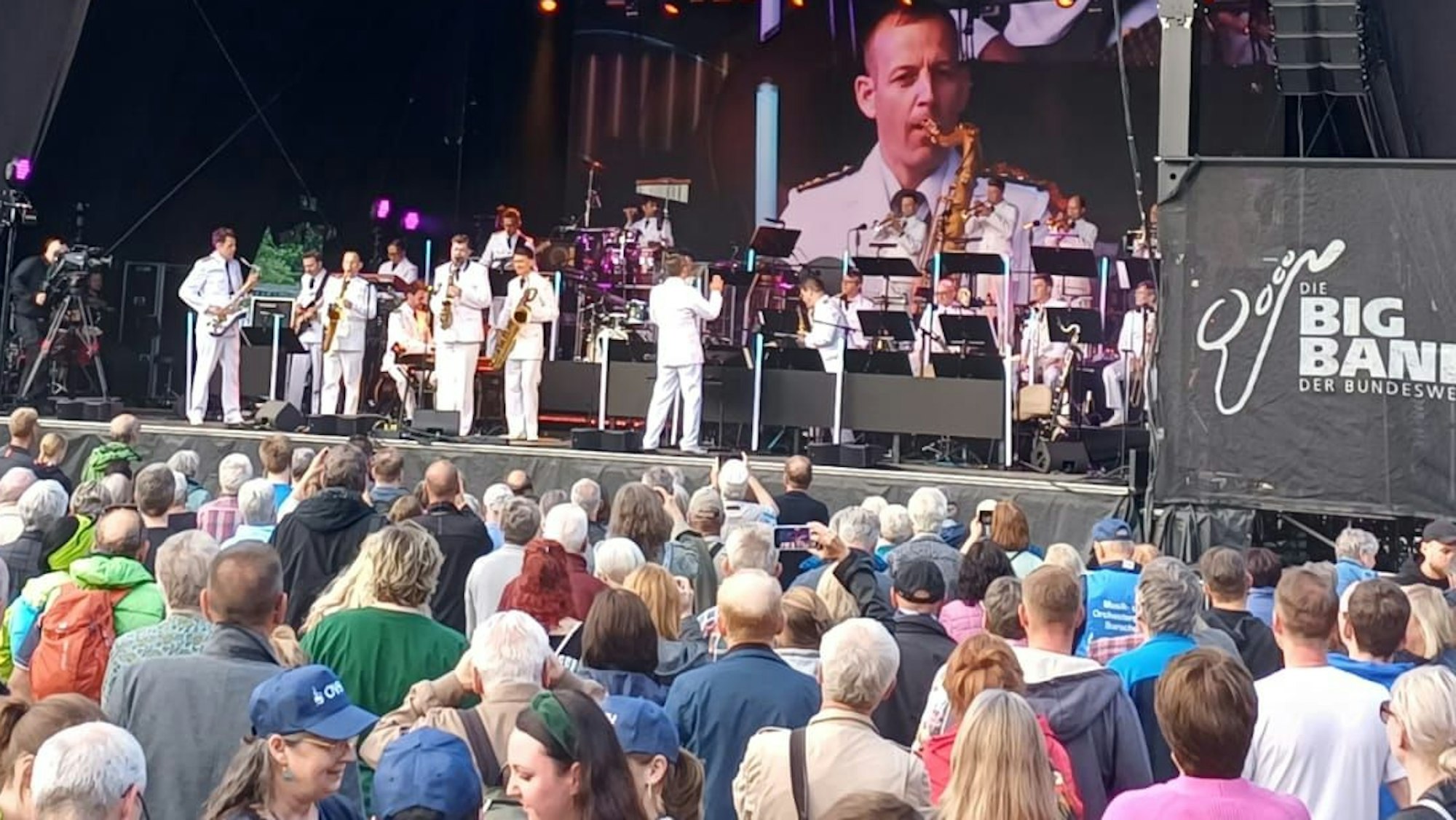 Die Big Band der Bundeswehr auf einer Bühne in Burscheid