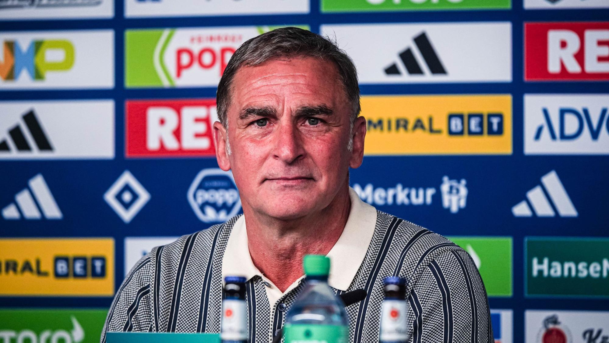Stefan Kuntz auf einer Pressekonferenz.