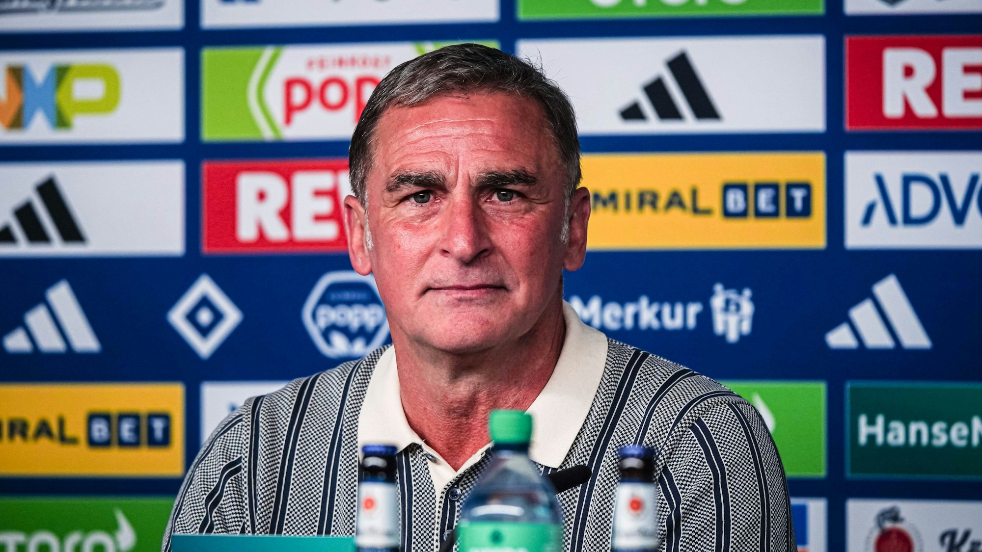Stefan Kuntz auf einer Pressekonferenz.