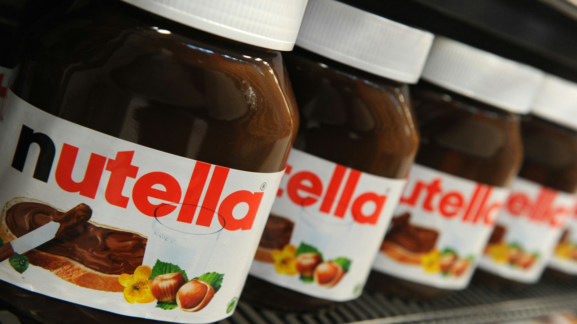 Nutella-Gläser stehen in einem Regal in einem Supermarkt. Bald soll neben dem Klassiker auch noch die vegane Variante stehen.