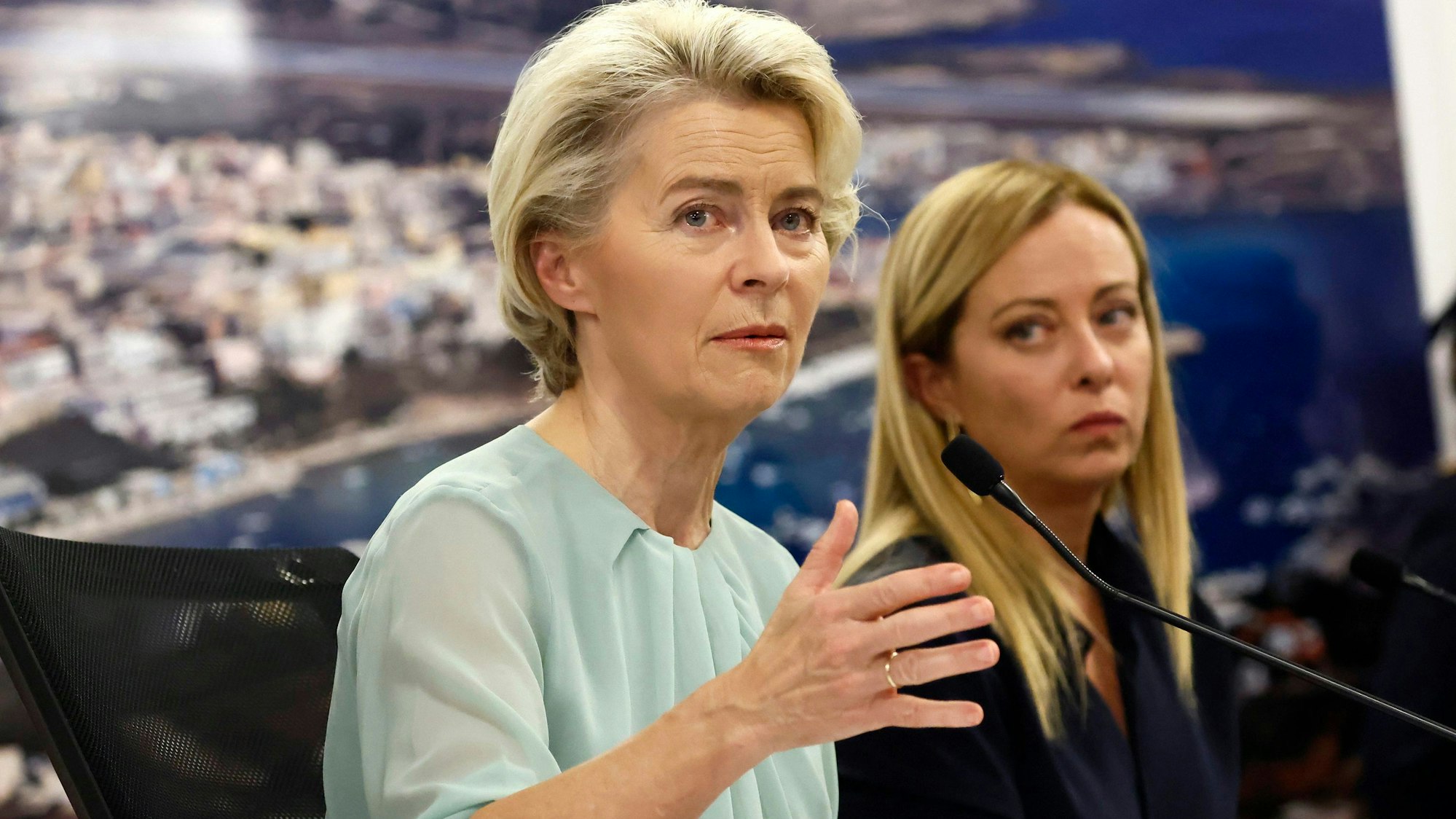 EU-Kommissionspräsidentin Ursula von der Leyen (l) und italiens Premier Giorgia Meloni