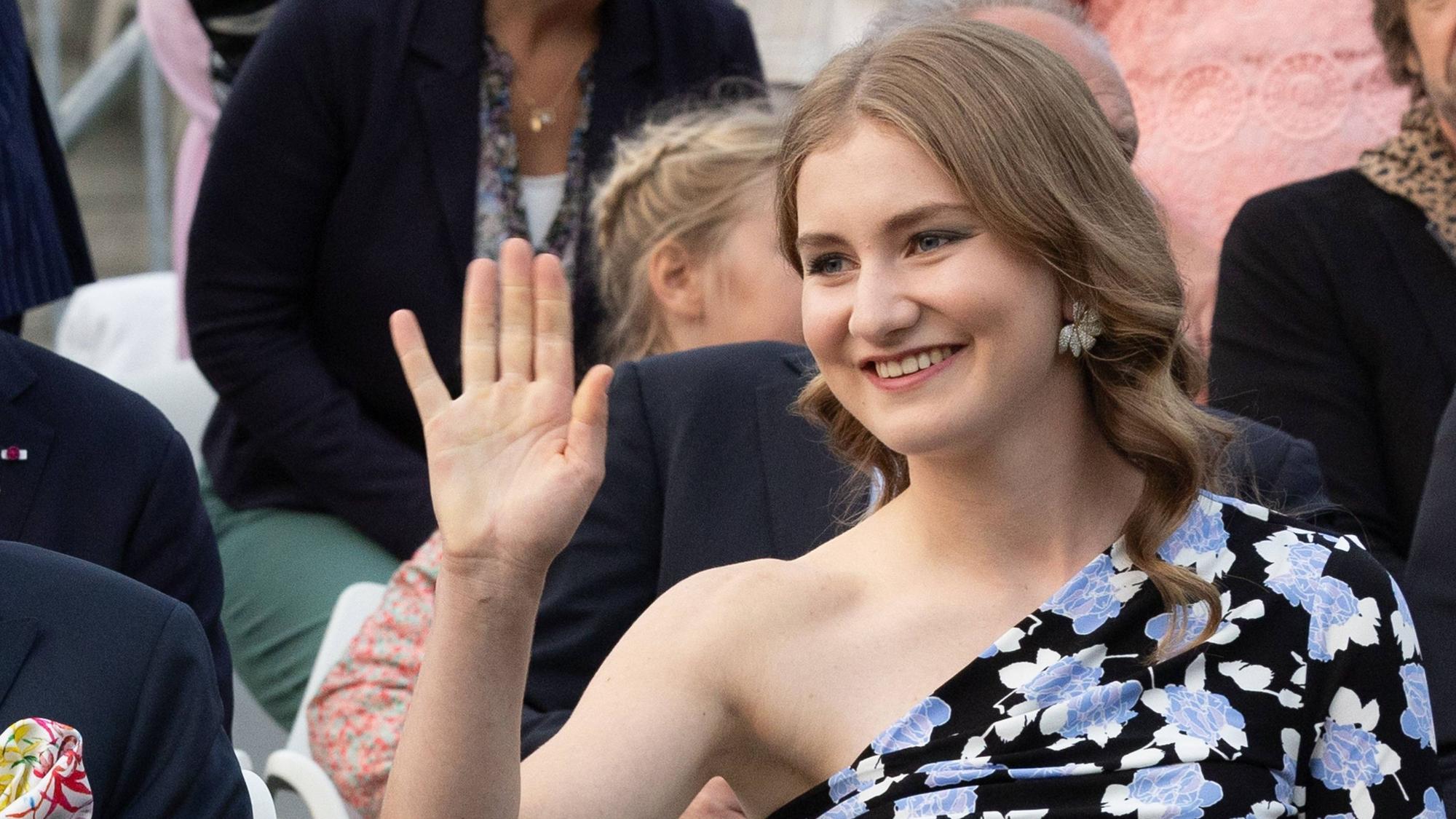 Kronprinzessin Elisabeth winkt.