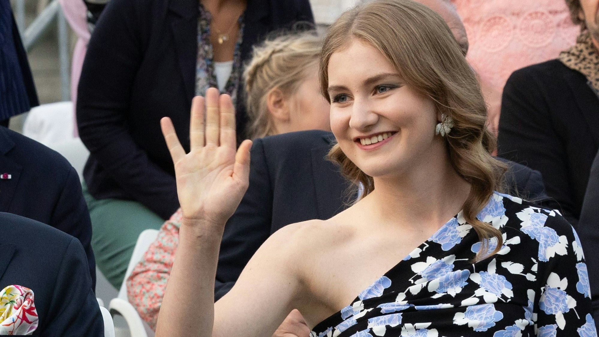 Kronprinzessin Elisabeth winkt und lächelt.