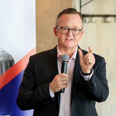 Ein Mann spricht in ein Mikrofon.