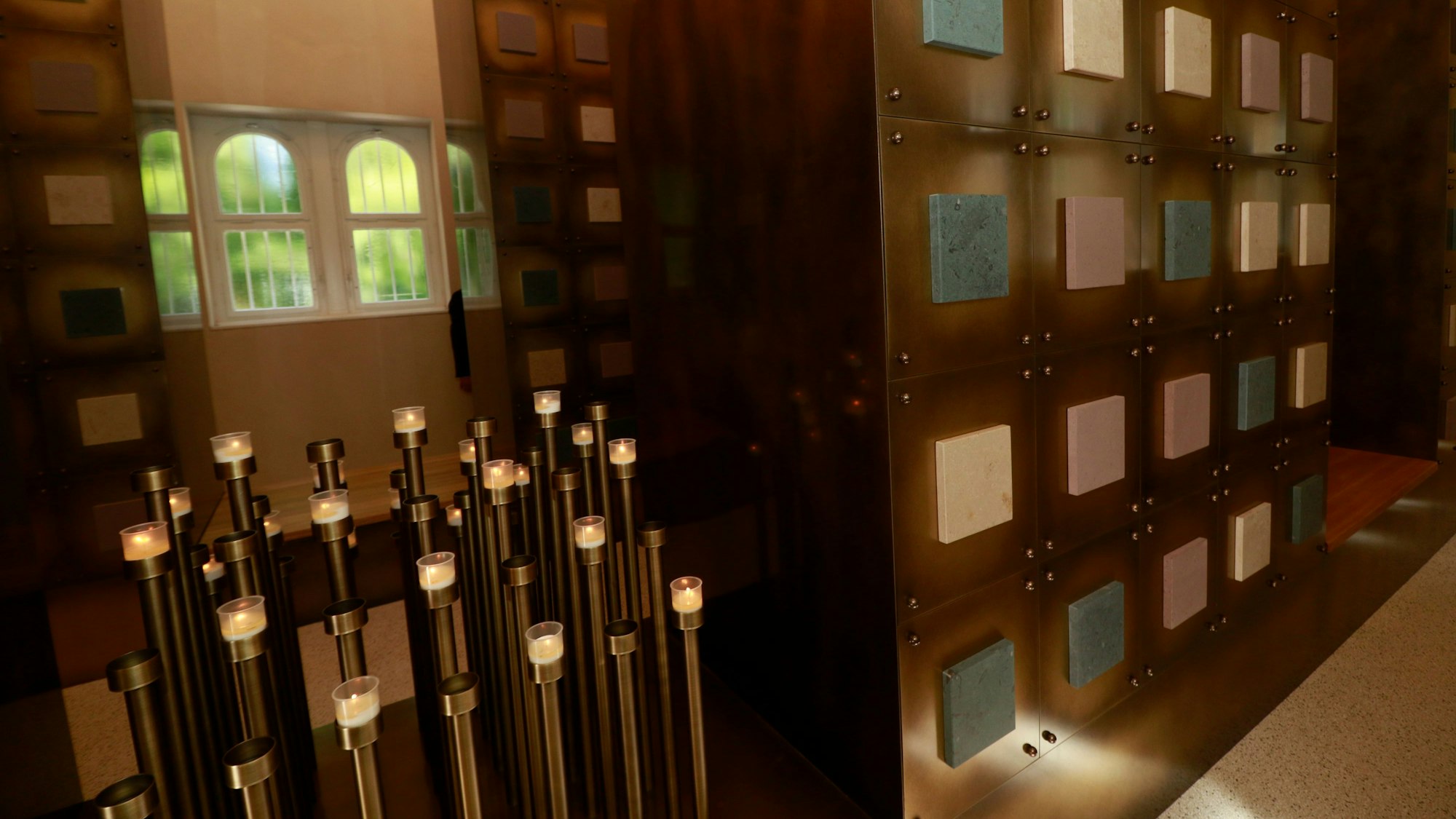 Es gibt Möglichkeiten, Kerzen anzuzünden oder Blumen ins Wasser zu stellen.