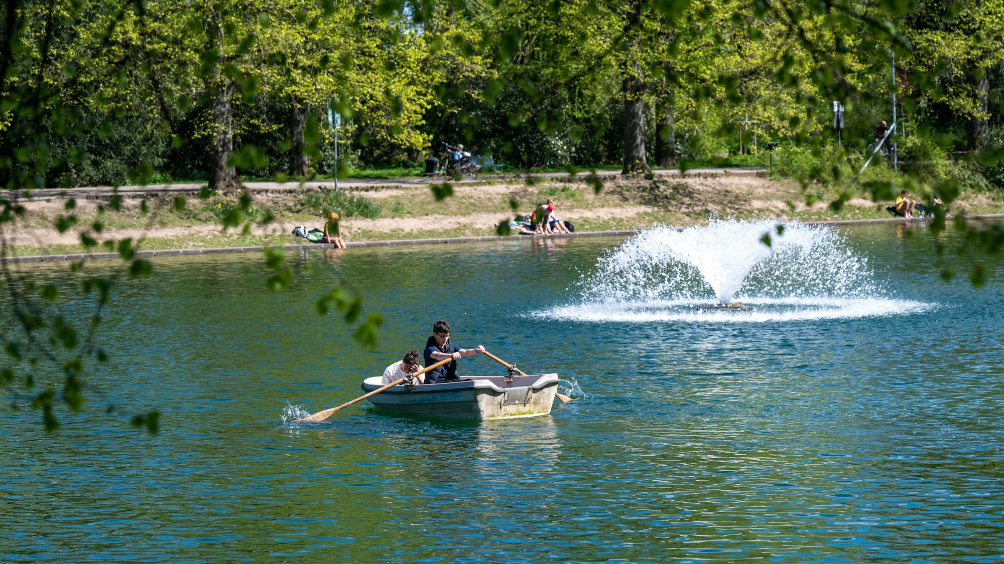17.04.2022, Köln: Auf dem See im Blücherpark kann man mit Ruderbooten fahren. Orte am Wasser sind bei vielen Besuchern beliebt.