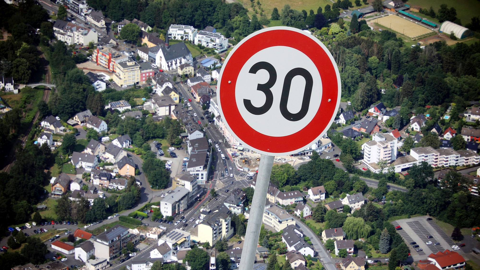 Auf den Hauptstraßen in den Rösrather Ortszentren, auch rund um den Sülztalplatz, soll künftig Tempo 30 gelten. Das sieht der Entwurf zu einem neuen Lärmaktionsplan vor.