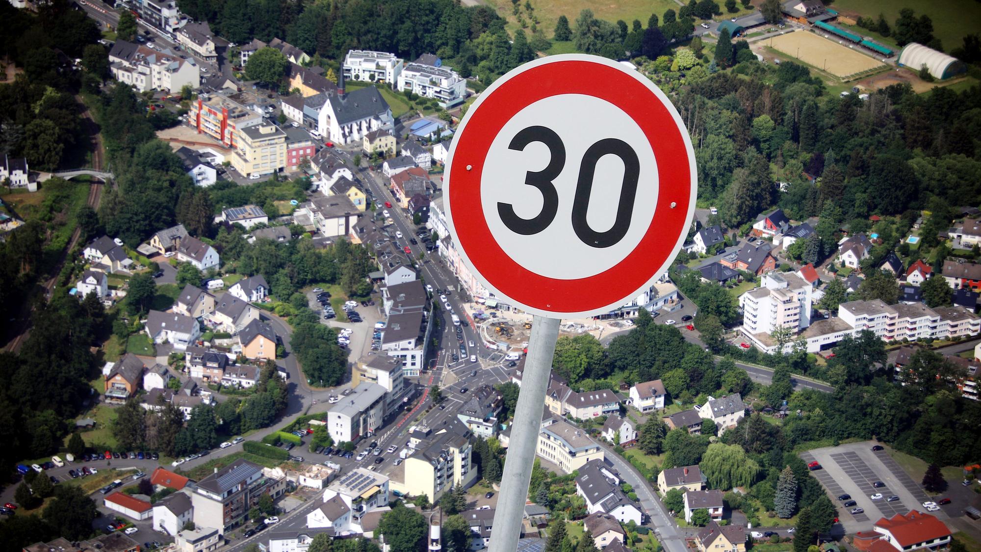 Ein Tempo-30-Schild wurde vor eine Luftaufnahme des Sülztals montiert.
