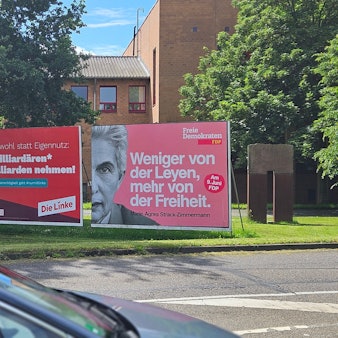 Am Kreishaus in Bergheim haben Parteien ihre Plakate für die Europawahl aufgehängt.