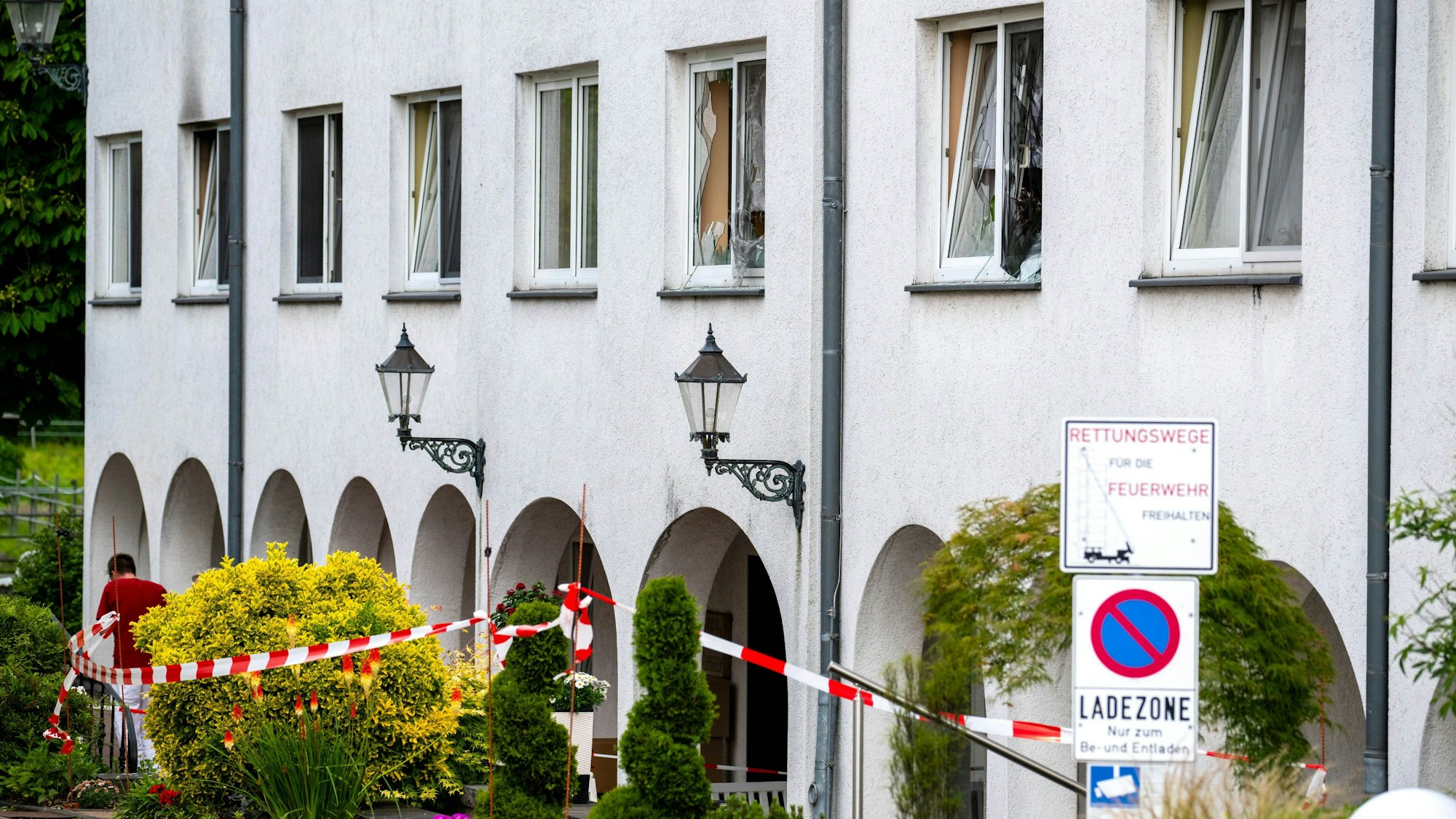 Oyten: Brandspuren sind an dem Seniorenheim zu sehen, in dem zwei Menschen in der Nacht zu Donnerstag (6. Juni) starben.
