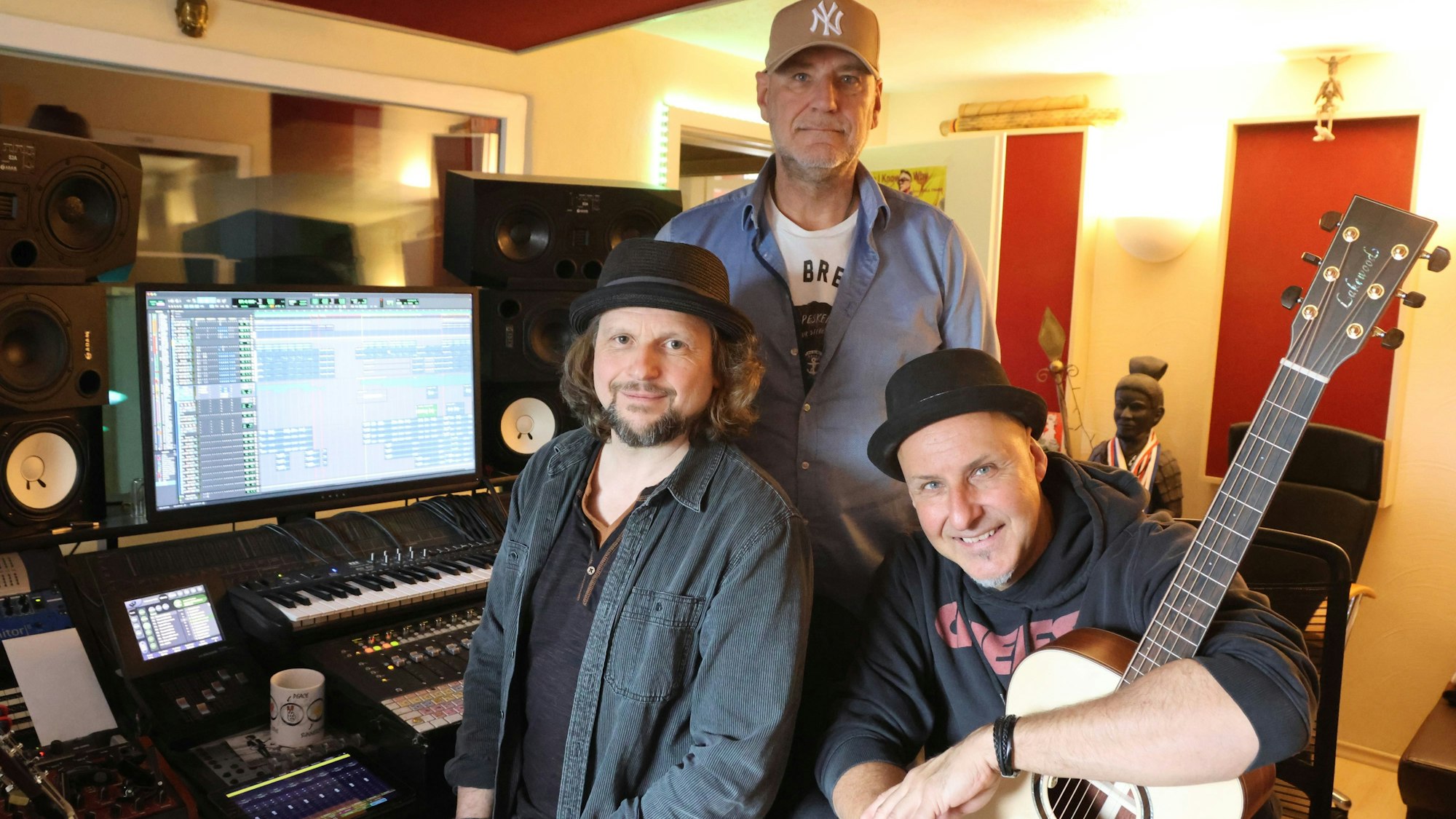 Im Studio: Musikproduzent Robert Schuller, Kai und Thorsten Wingenfelder (von links) bei der Aufnahmekontrolle