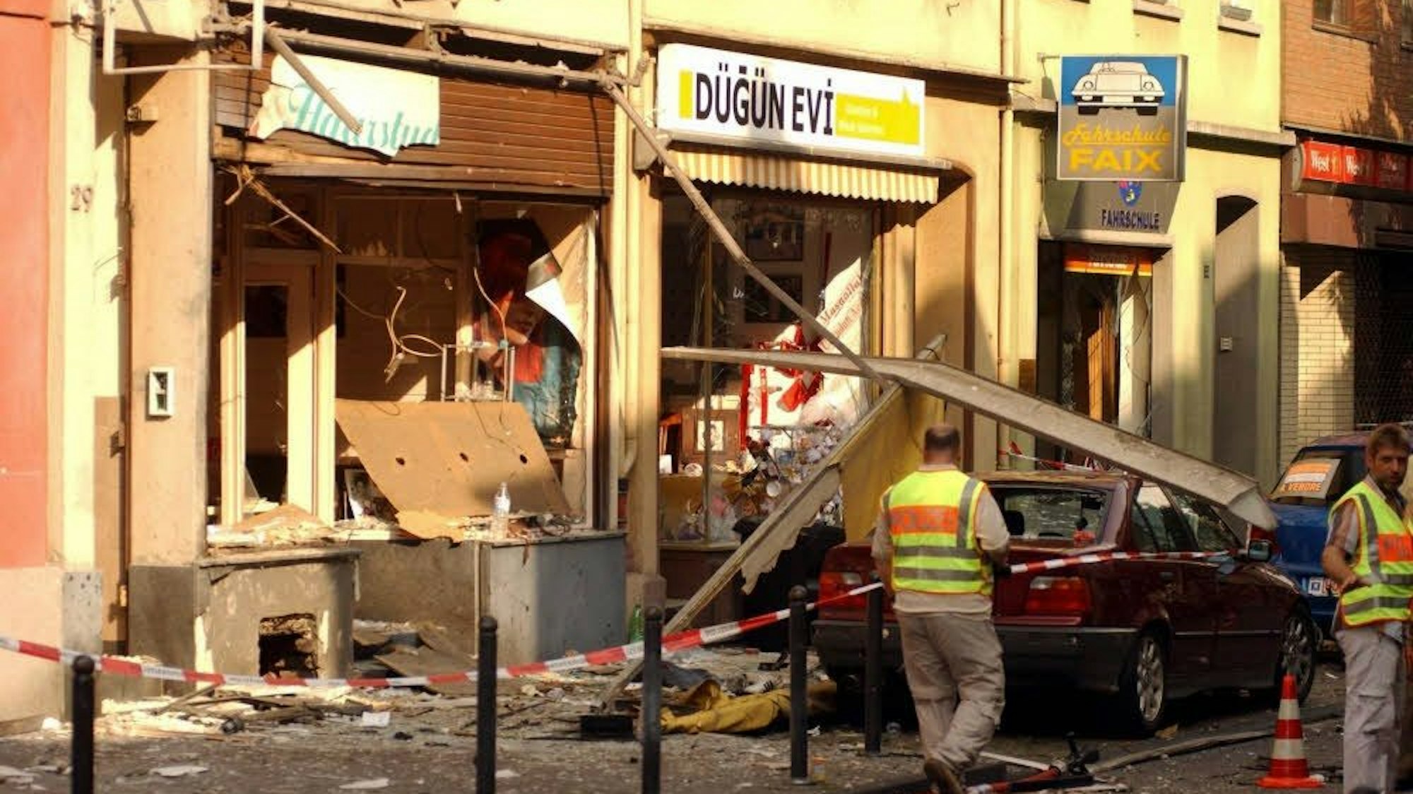 Zerstörte Geschäfte auf der Keupstraße nach dem Nagelbombenanschlag des NSU 2004. (Archivbild)