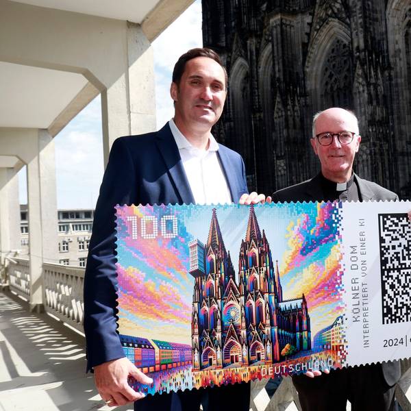 Dompropst Guido Assmannund Alexander Plum Vizepräsident im Produktmanagement „Privatkunden Brief“ bei der Vorstellung der KI generierten Briefmarke mit dem Kölner Dom.