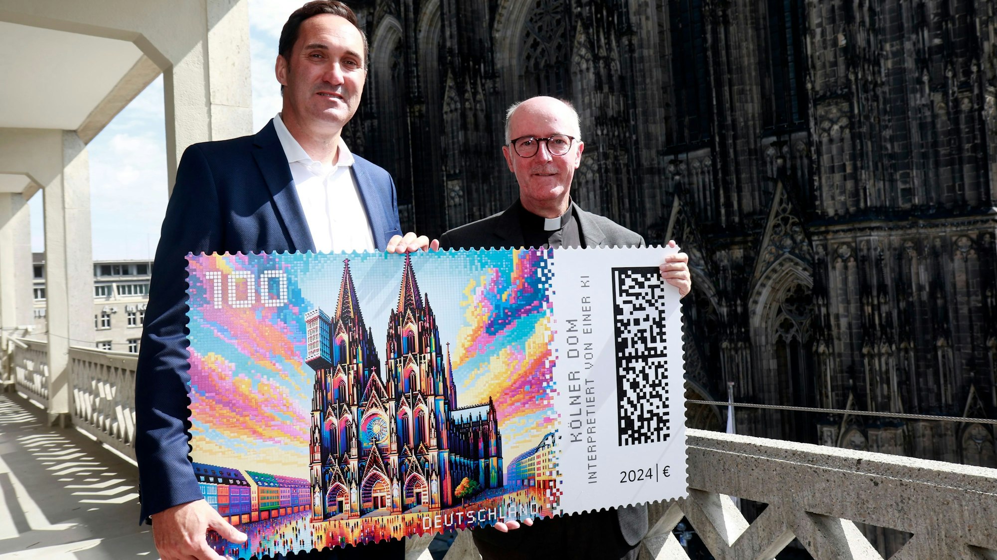Auf einer überdimensionierten Briefmarke ist der Kölner Dom in kräftigen Farben dargestellt; abweichend von der Erscheinungswirklichkeit des Gebäudes befindet sich am linken Turm ein Baugerüst und über dem Haupteingang eine Fensterrose. Die Gebäudeproportionen stimmen ebenfalls nicht, denn die Türme sind gestaucht.