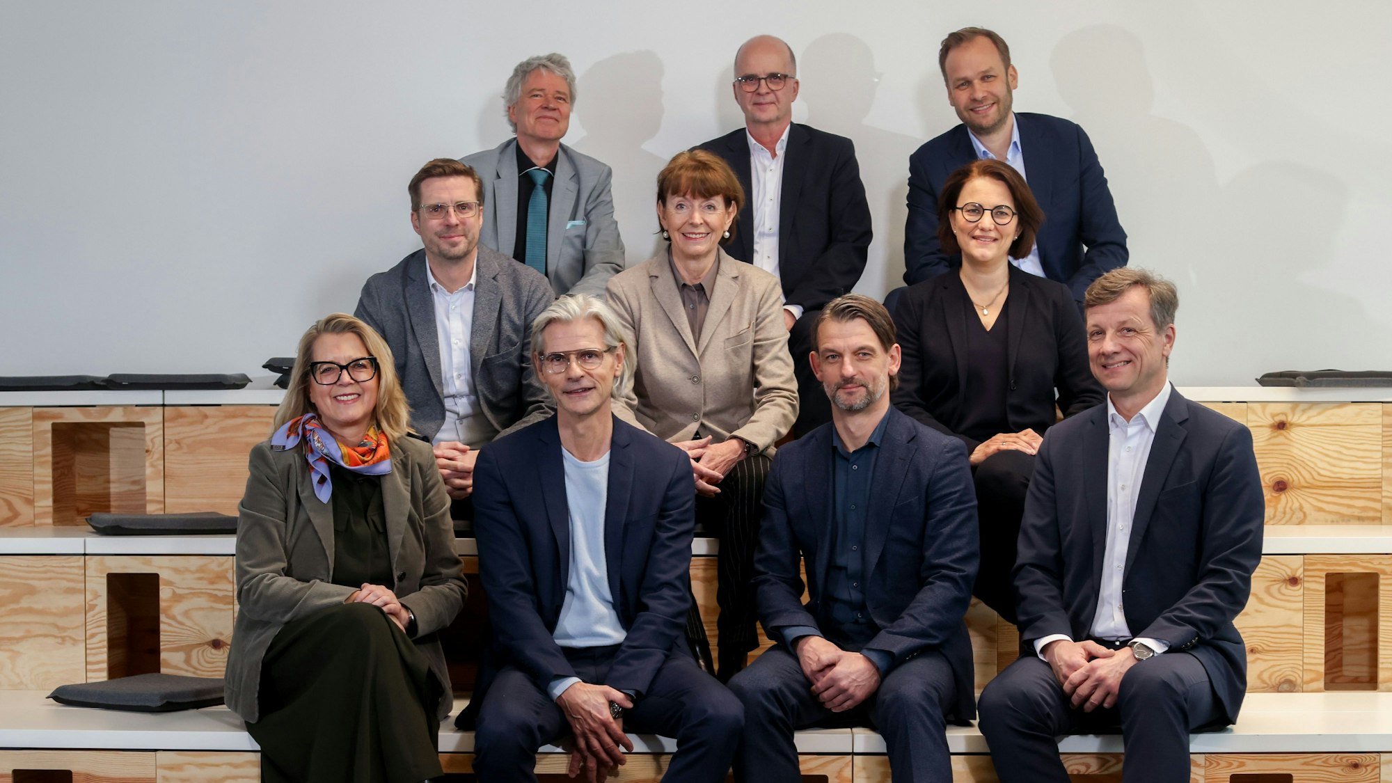 Wer will sparen? Der Kölner Stadtvorstand. Obere Reihe: Harald Rau, Markus Greitemann, Robert Voigtsberger. Mitte: Andree Haack, OB Henriette Reker, Dörte Diemert. Unten: Andrea Blome, Stefan Charles, William Wolfgramm und Ascan Egerer.