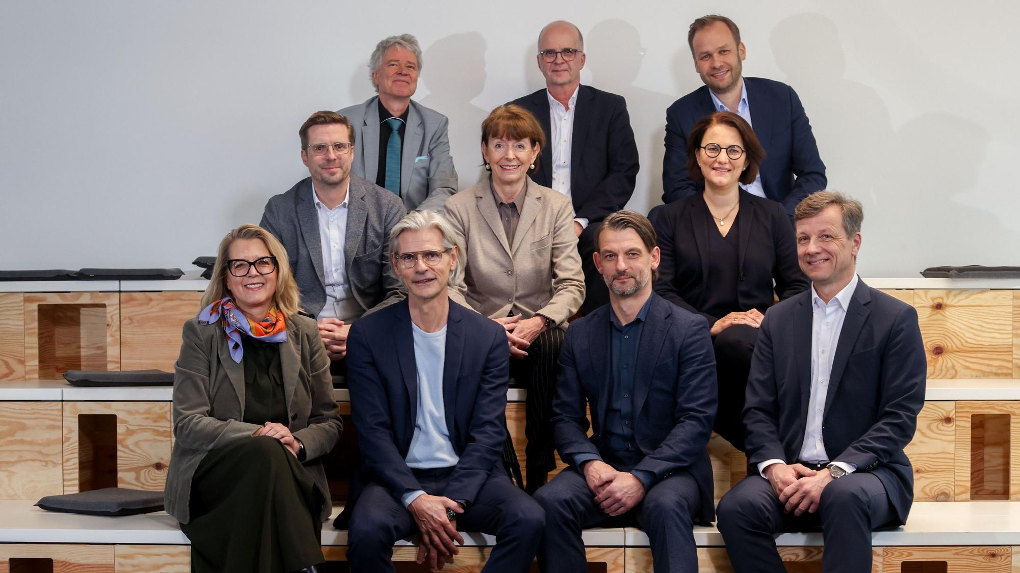 Der Kölner Stadtvorstand mit allen Dezernenten und der damaligen Oberbürgermeisterin Henriette Reker im Jahr 2024. Mittlerweile hat Torsten Burmester Reker abgelöst.