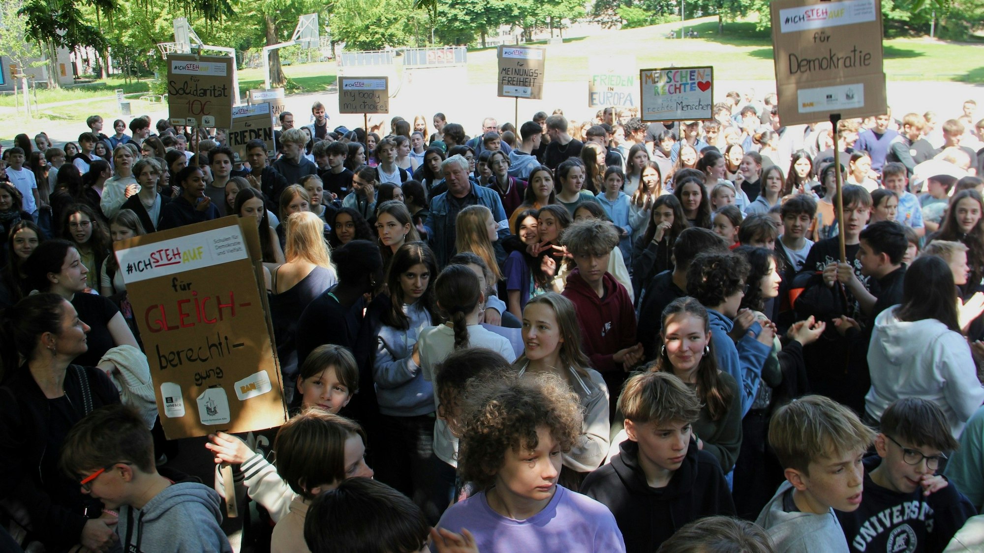 Rund 1000 Schüler und Schülerinnen folgten dem Aufruf.