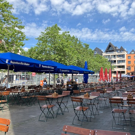 Der Außenbereich des Augustiner am Heumarkt. Links steht der Zaun, der die Public-Viewing-Fläche umgibt.