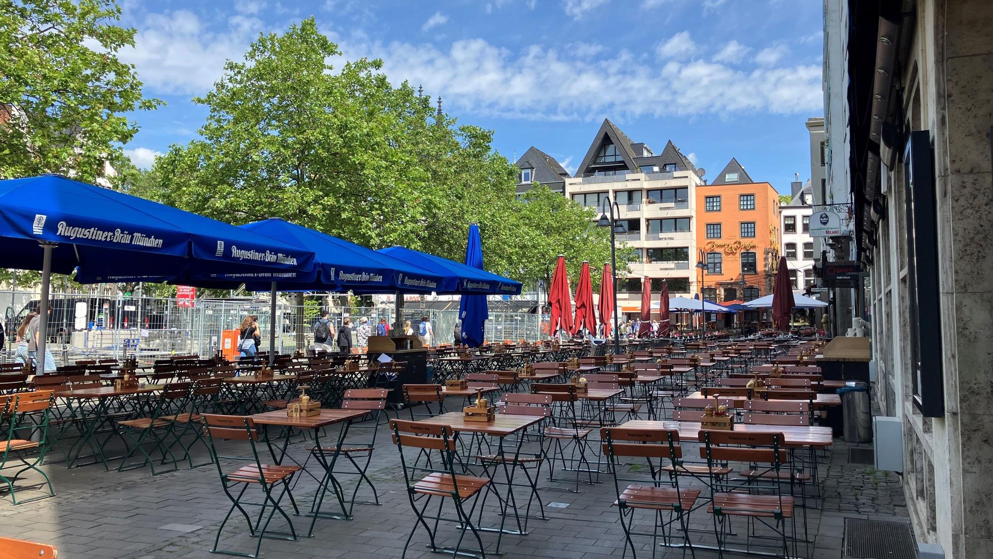 Der Außenbereich des Augustiner am Heumarkt. Links steht der Zaun, der die Public-Viewing-Fläche umgibt.