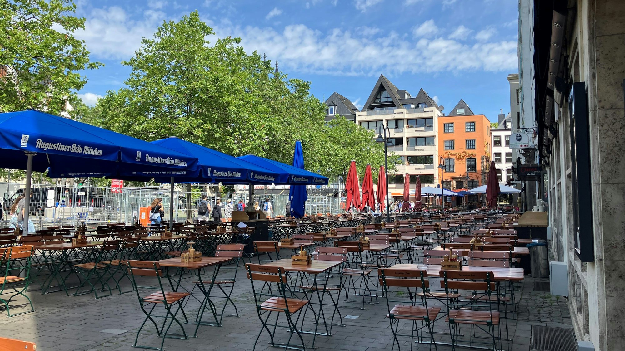 Der Außenbereich des Augustiner am Heumarkt. Links steht der Zaun, der die Public-Viewing-Fläche umgibt.