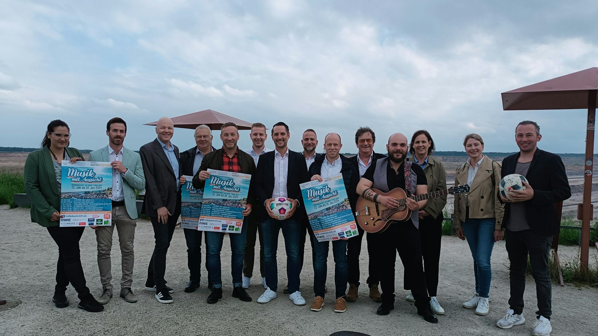 Frauen und Männer halten Plakate mit dem Programm des Festivals in die Kamera.