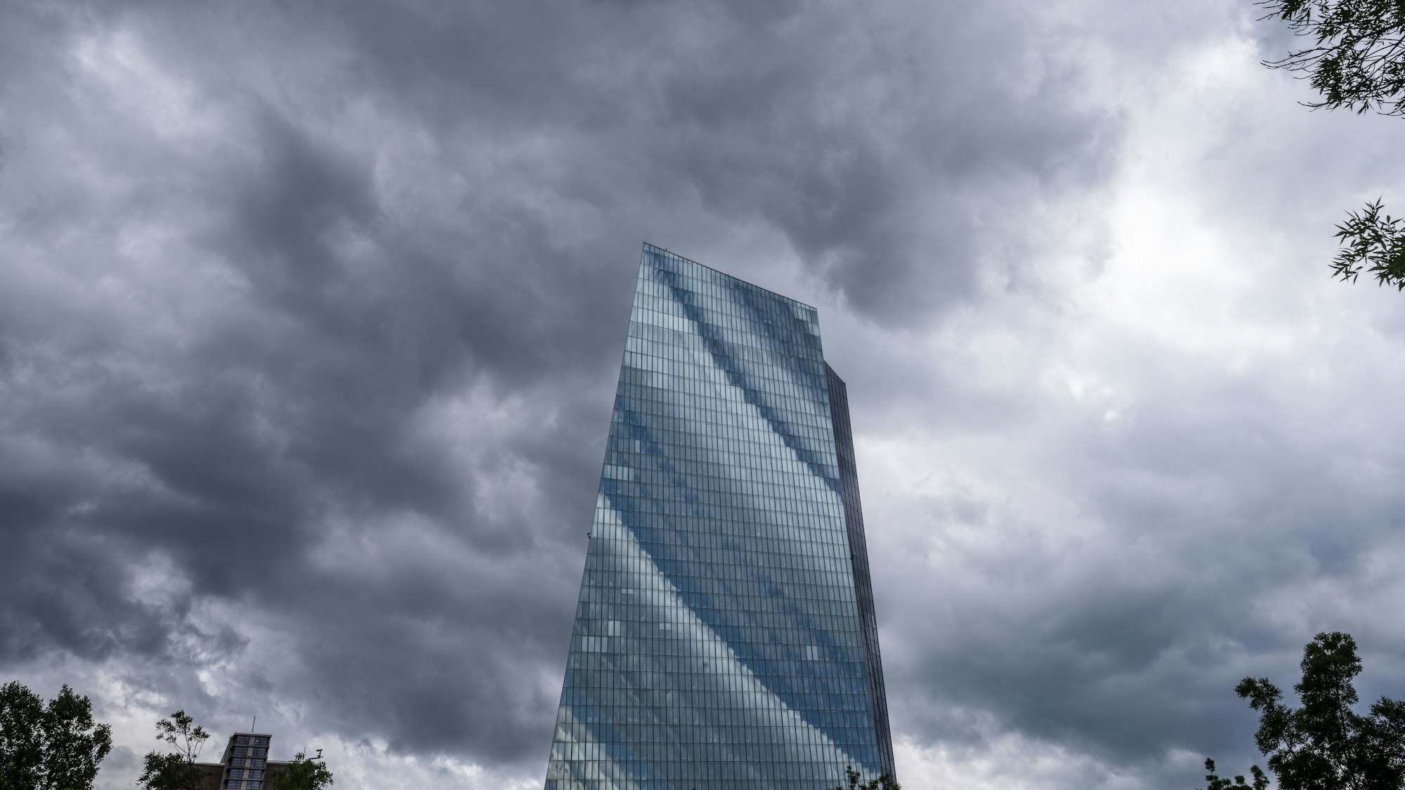 Dunkle Wolken hängen über der Zentrale der Europäischen Zentralbank (EZB), während im Gebäude die Ratssitzung mit Zinsentscheidung stattfindet.