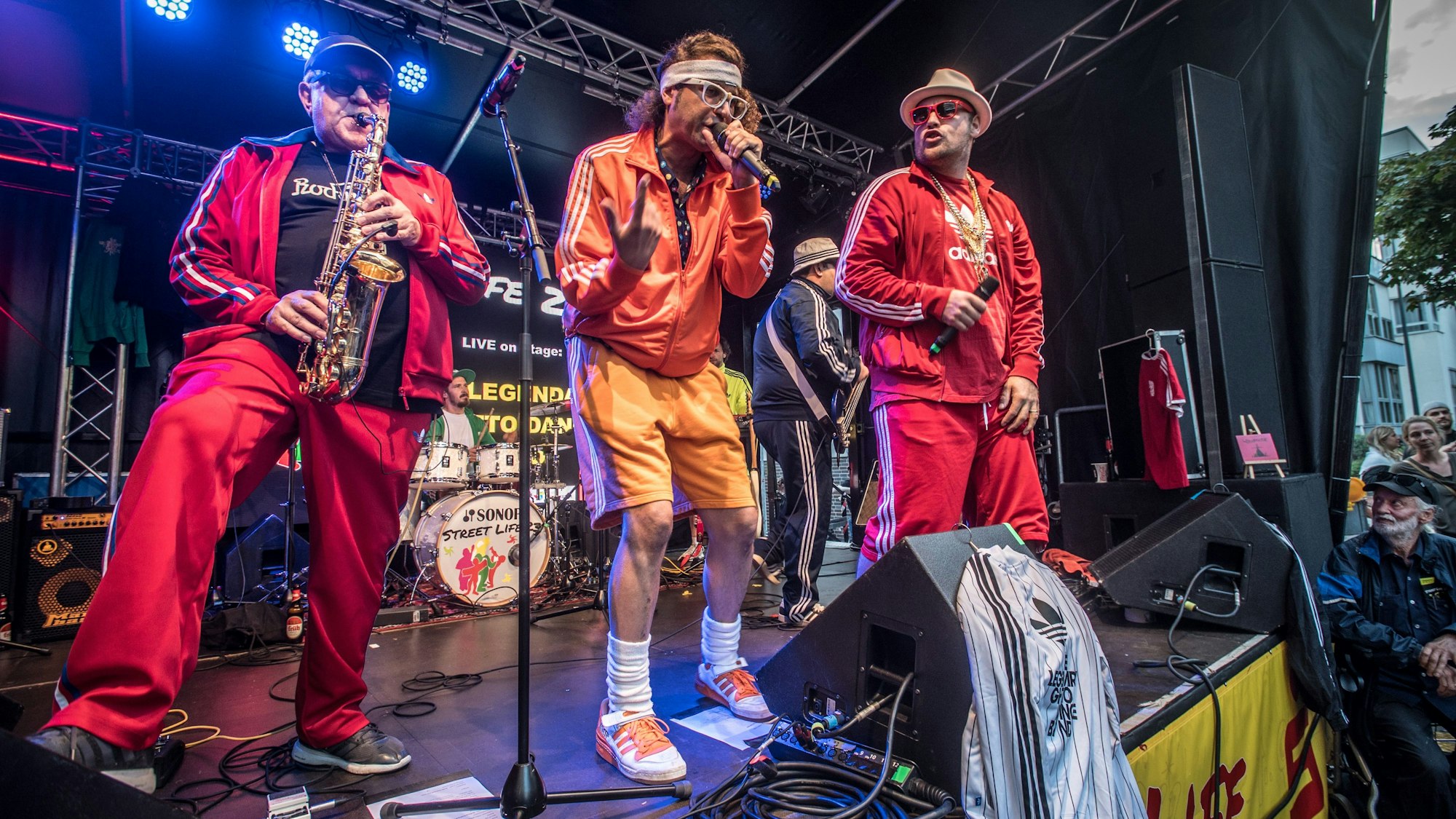 Die „Legendary Ghetto-Dance-Band“ mit Eckhardt Meszelinsky am Saxophon (hier 2023) spielt auch in diesem Jahr wieder auf dem Street Life in Leverkusen.